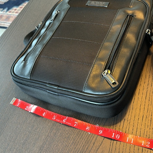 Kenneth Cole Reaction Cross Body Travel Bag - Picture 7 of 8